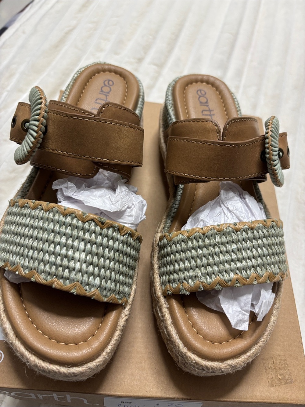 Earth Sandals. NWT